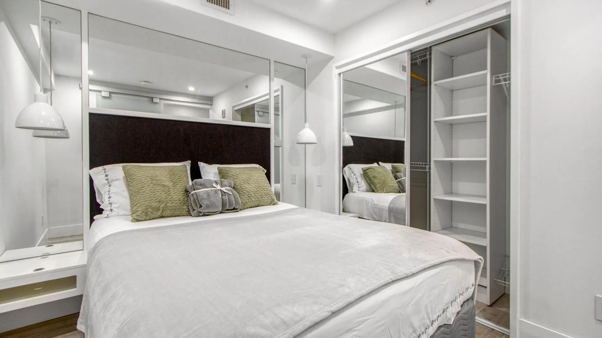 Apartament One Bedroom On 17 Ave Stylish Dt Views W Free Parking Calgary