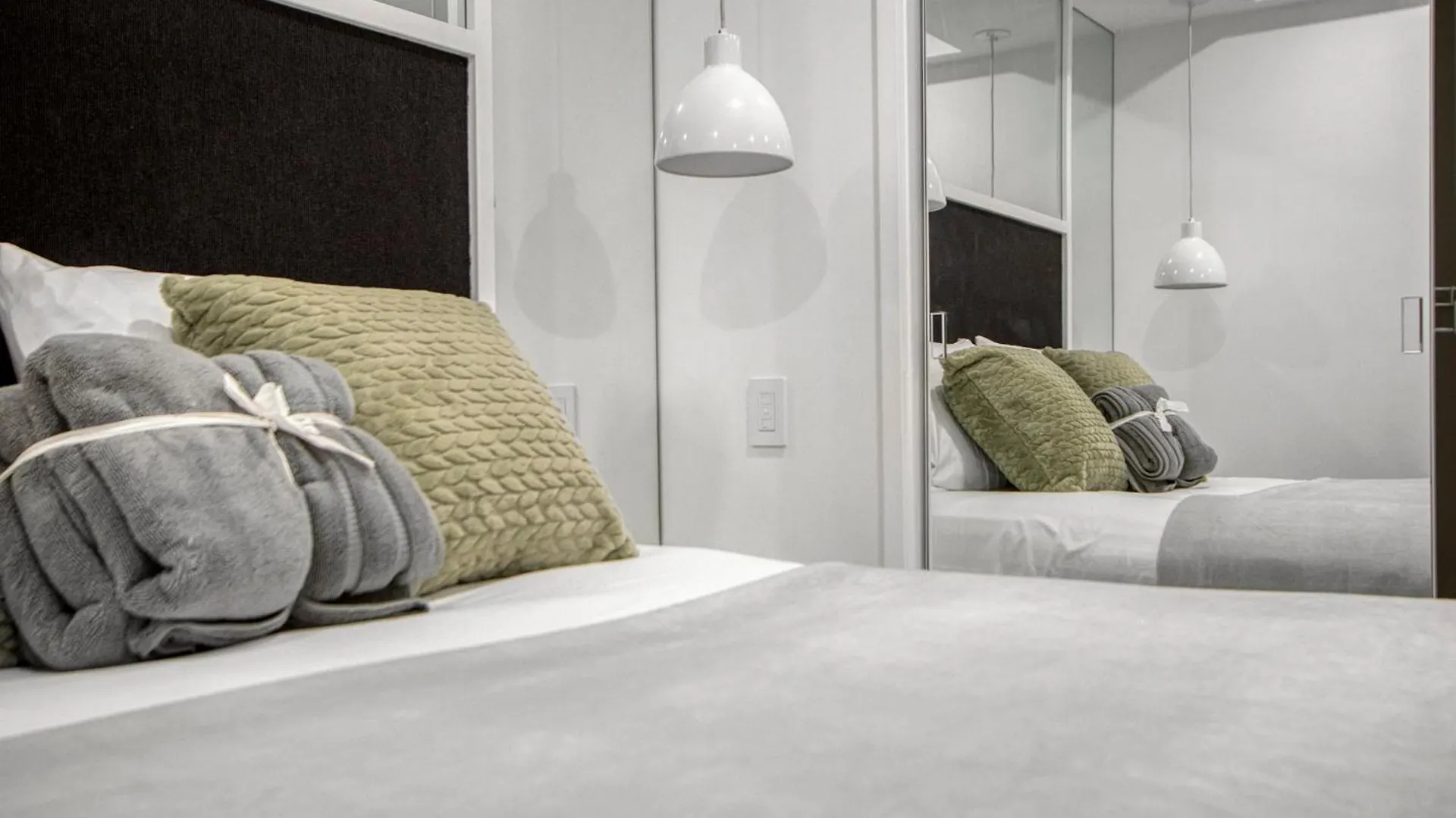 One Bedroom On 17 Ave Stylish Dt Views W Free Parking Calgary