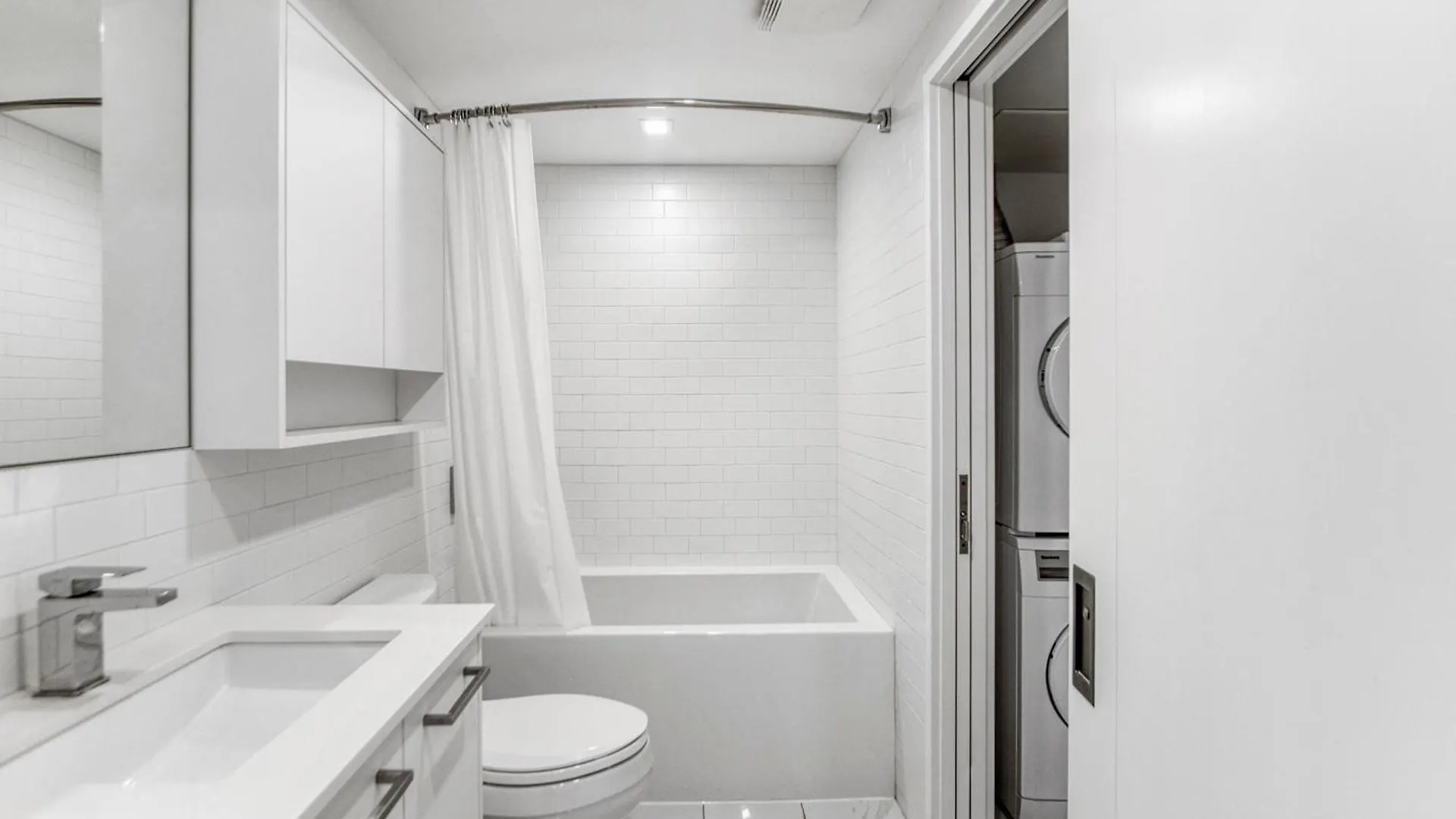 One Bedroom On 17 Ave Stylish Dt Views W Free Parking Calgary