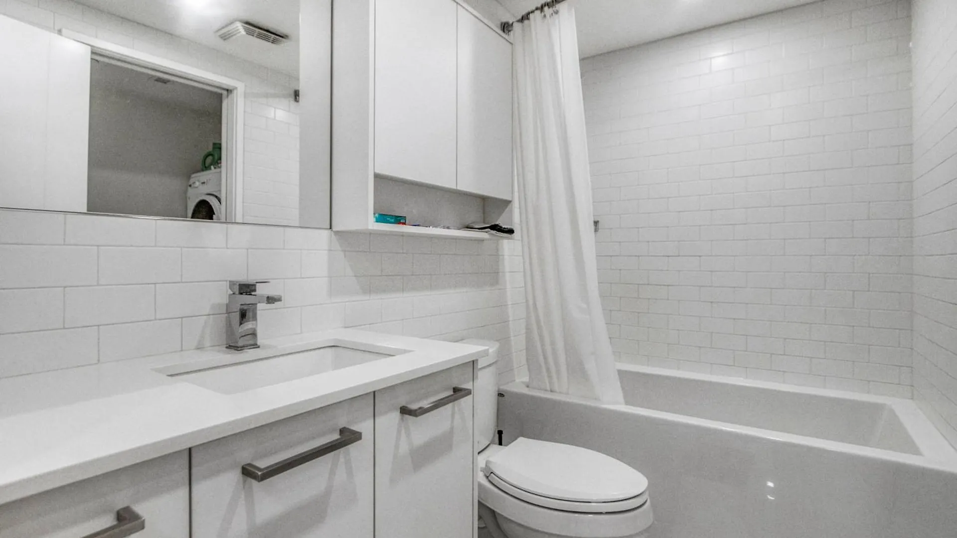 Apartament One Bedroom On 17 Ave Stylish Dt Views W Free Parking Calgary