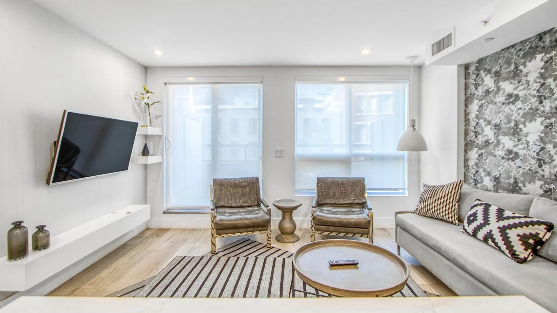 One Bedroom On 17 Ave Stylish Dt Views W Free Parking Calgary 0*,  Kanada