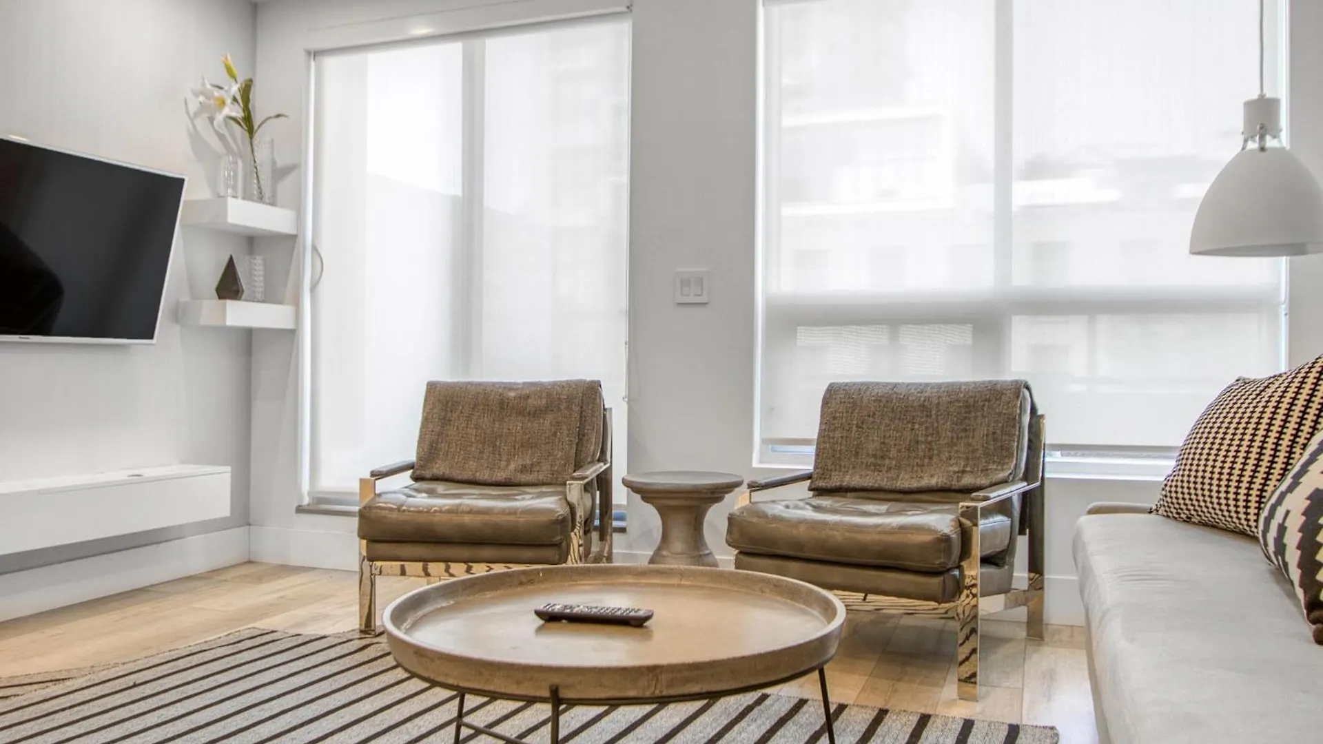 One Bedroom On 17 Ave Stylish Dt Views W Free Parking Calgary